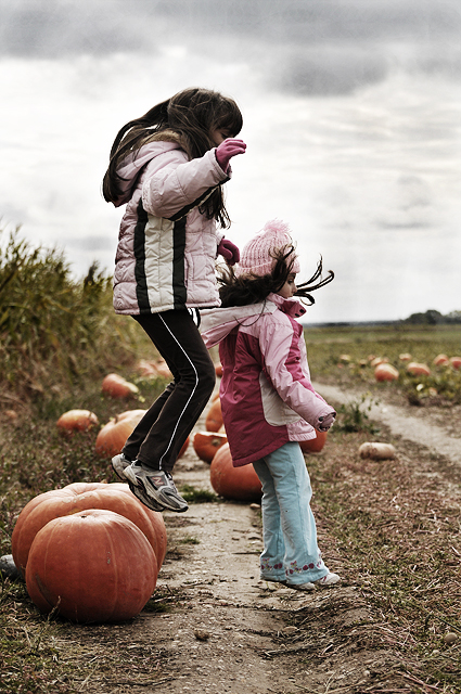 DSC_5069_pumpkin_jump