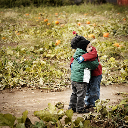 DSC_5094_pumpkin_hug